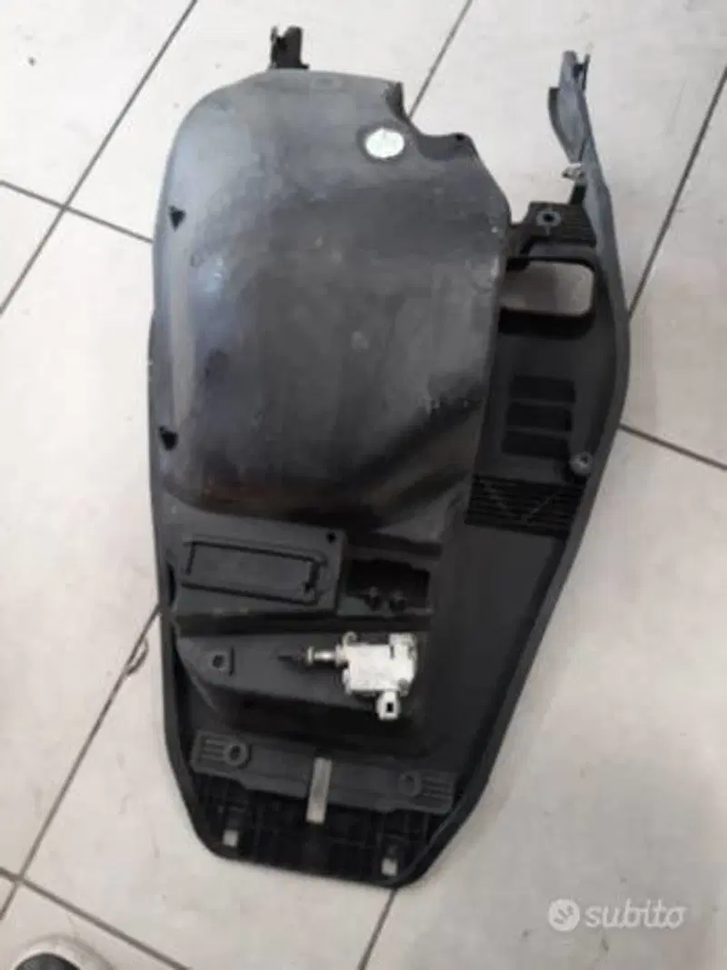 Vano sotto sella Gilera Nexus 500 (2)