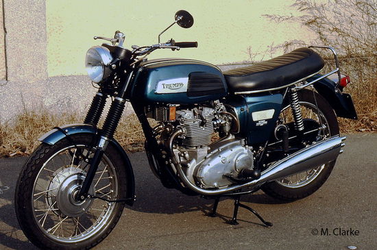 I tricilindrici Triumph e BSA, con i quali l’industria inglese ha tentato di opporsi all’avanzata delle nuove moto di grossa cilindrata giapponesi e italiane, sono apparsi nel 1968. Le soluzioni tecniche impiegate (albero a gomiti a parte) non si distaccavano sensibilmente da quella dei precedenti modelli, rispetto ai quali in fondo c’era solo un cilindro in più