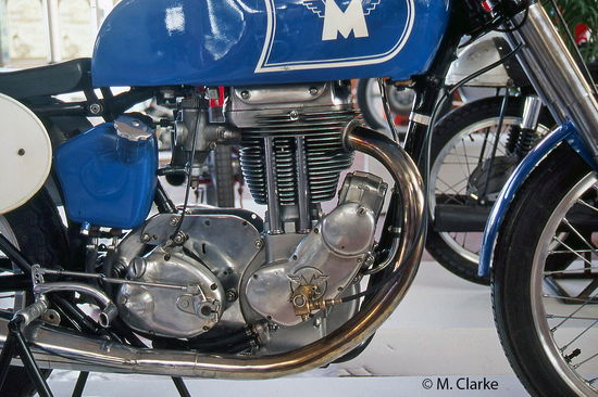 Il Matchless G80 è stato uno dei monocilindrici più rappresentativi della classica scuola inglese. Nella foto si possono notare il cambio separato, i tubetti per le aste della distribuzione e il serbatoio dell’olio del circuito di lubrificazione a carter secco