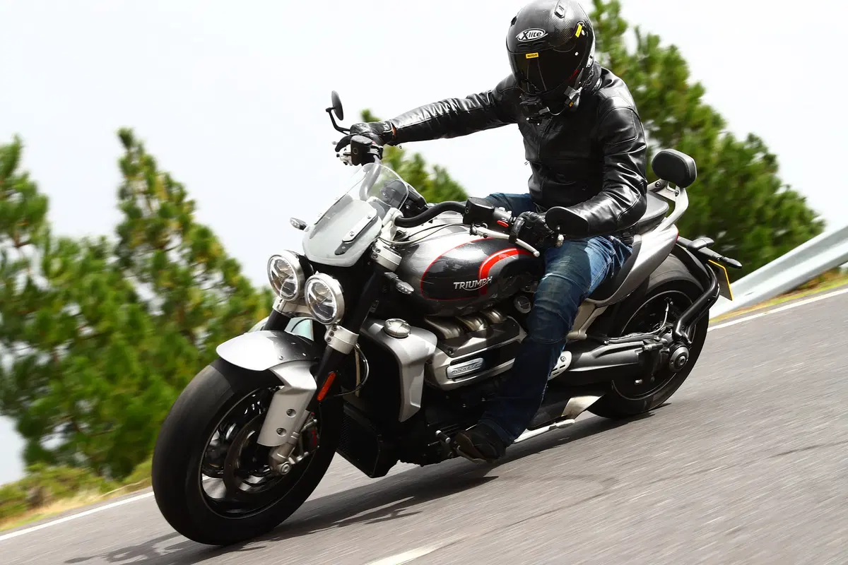Triumph Rocket 3 GT e R TEST. Non mi basta mai! (5)