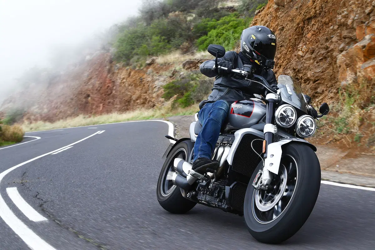 Triumph Rocket 3 GT e R TEST. Non mi basta mai! (6)