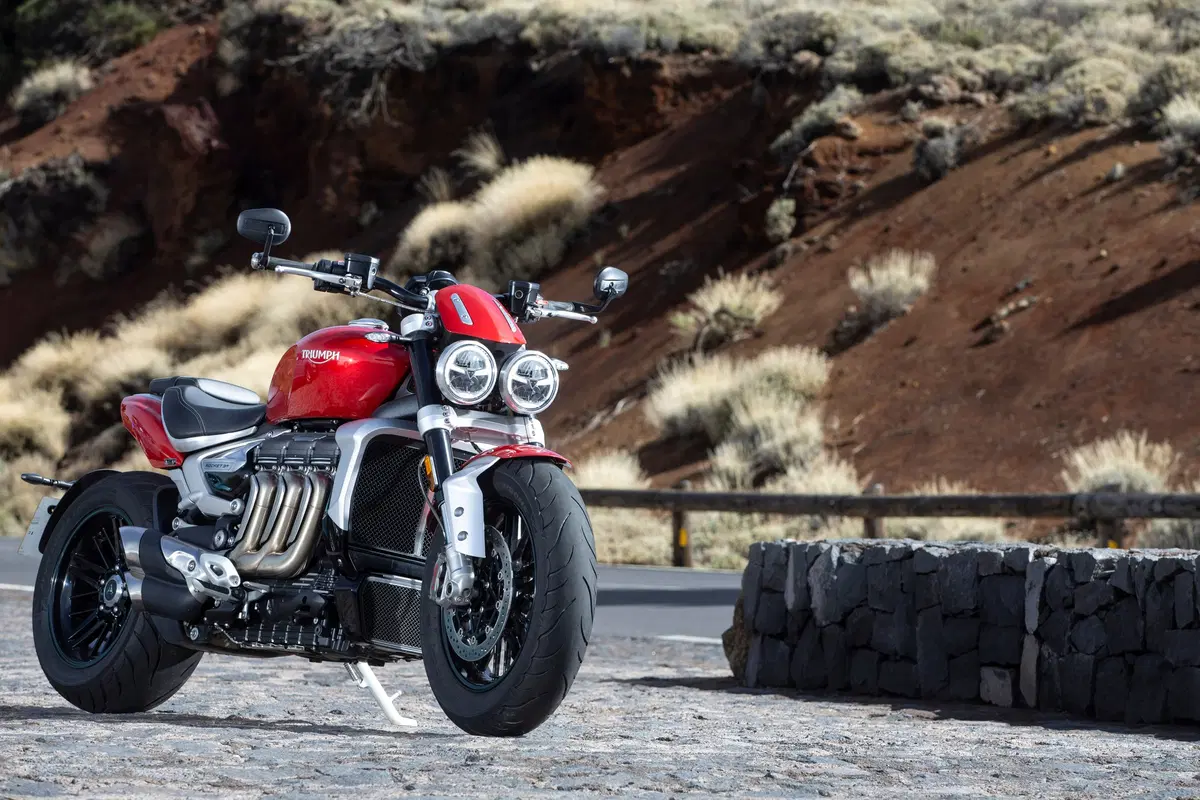 Triumph Rocket 3 GT e R TEST. Non mi basta mai!