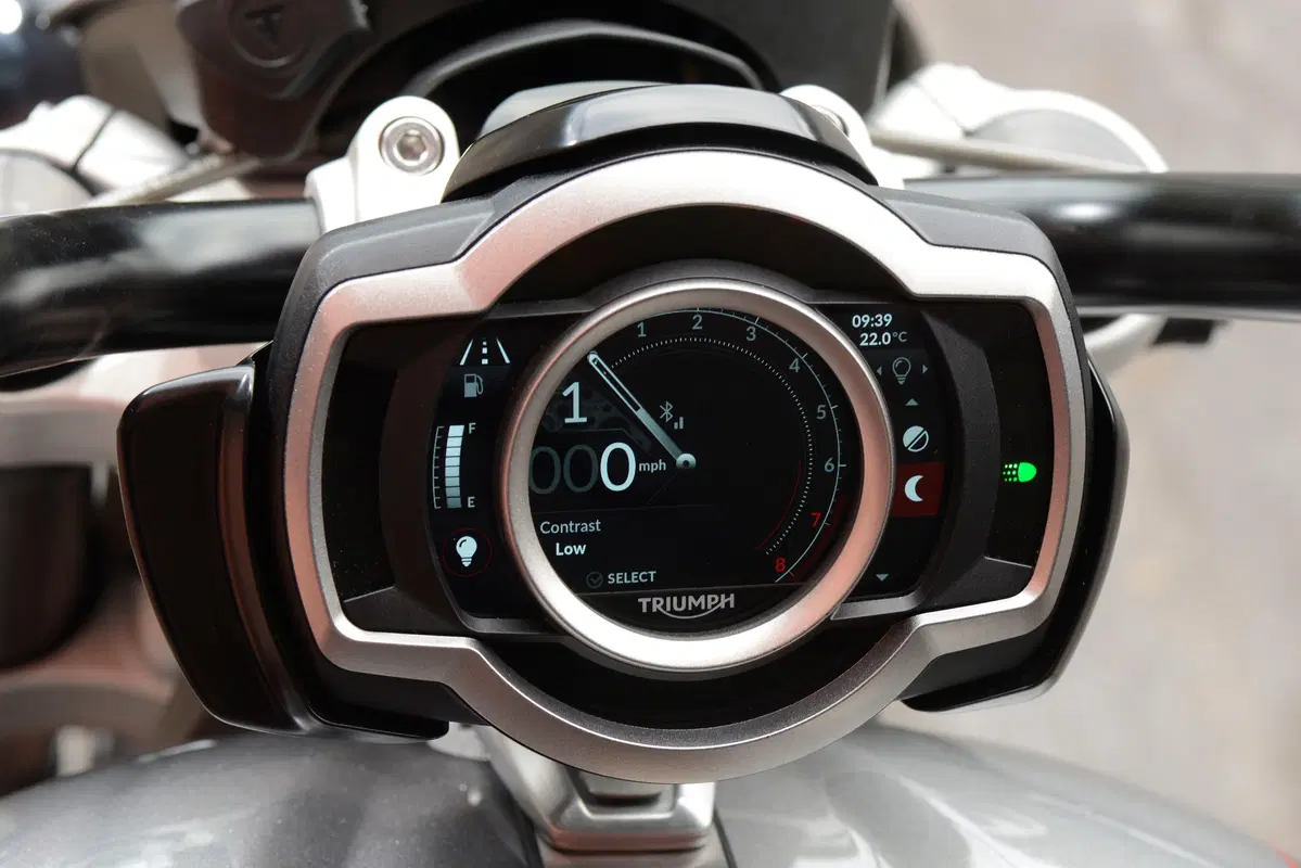 Triumph Rocket 3 GT e R TEST. Non mi basta mai! (7)