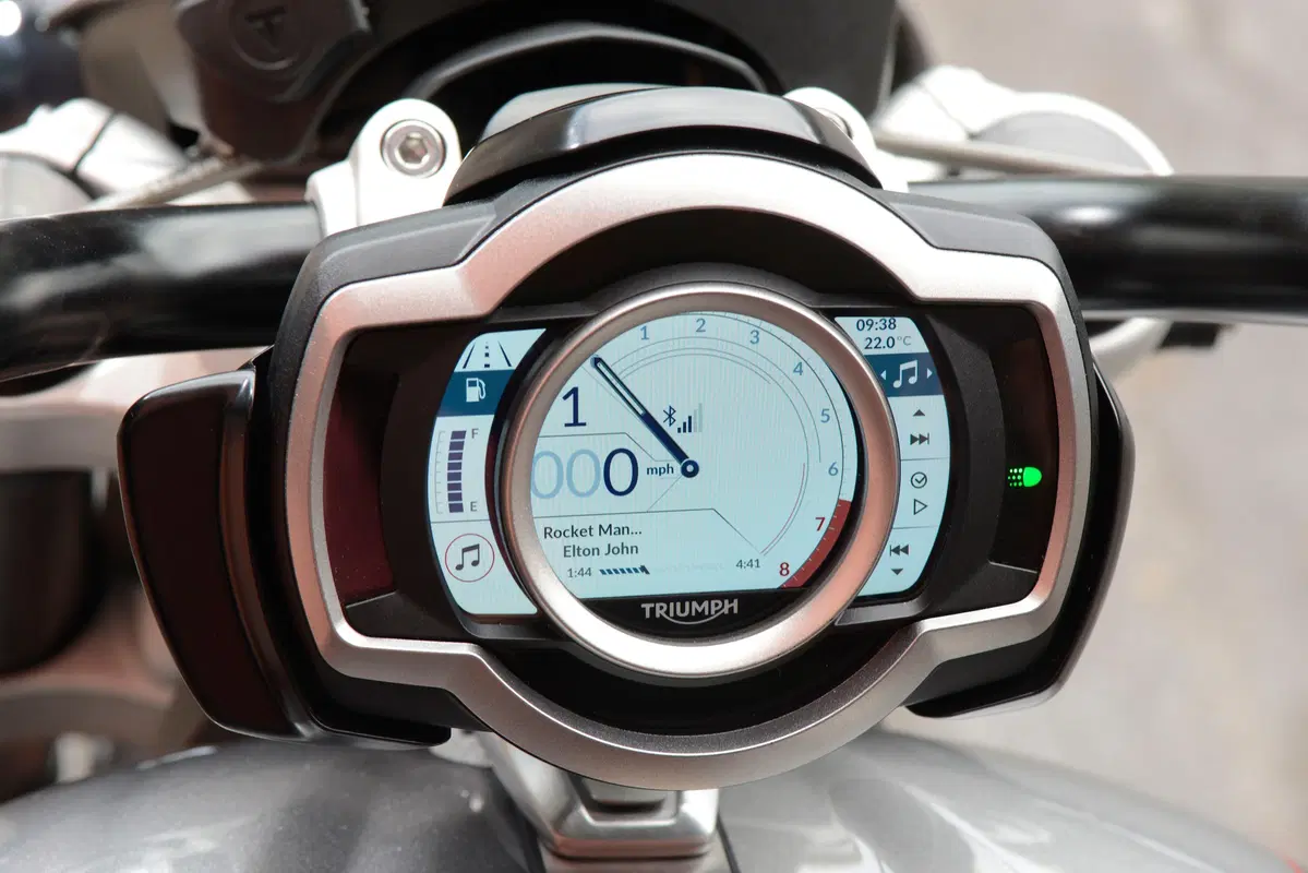 Triumph Rocket 3 GT e R TEST. Non mi basta mai! (8)
