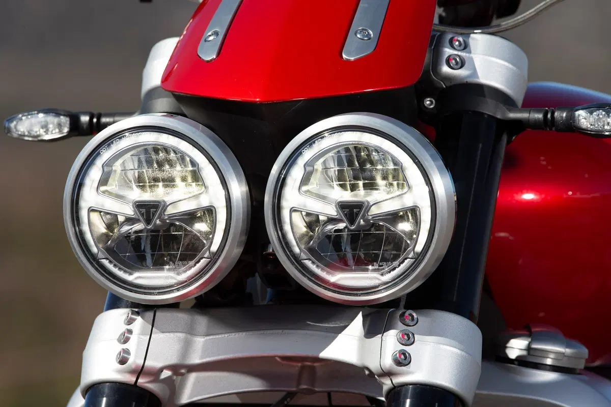 Triumph Rocket 3 GT e R TEST. Non mi basta mai! (9)