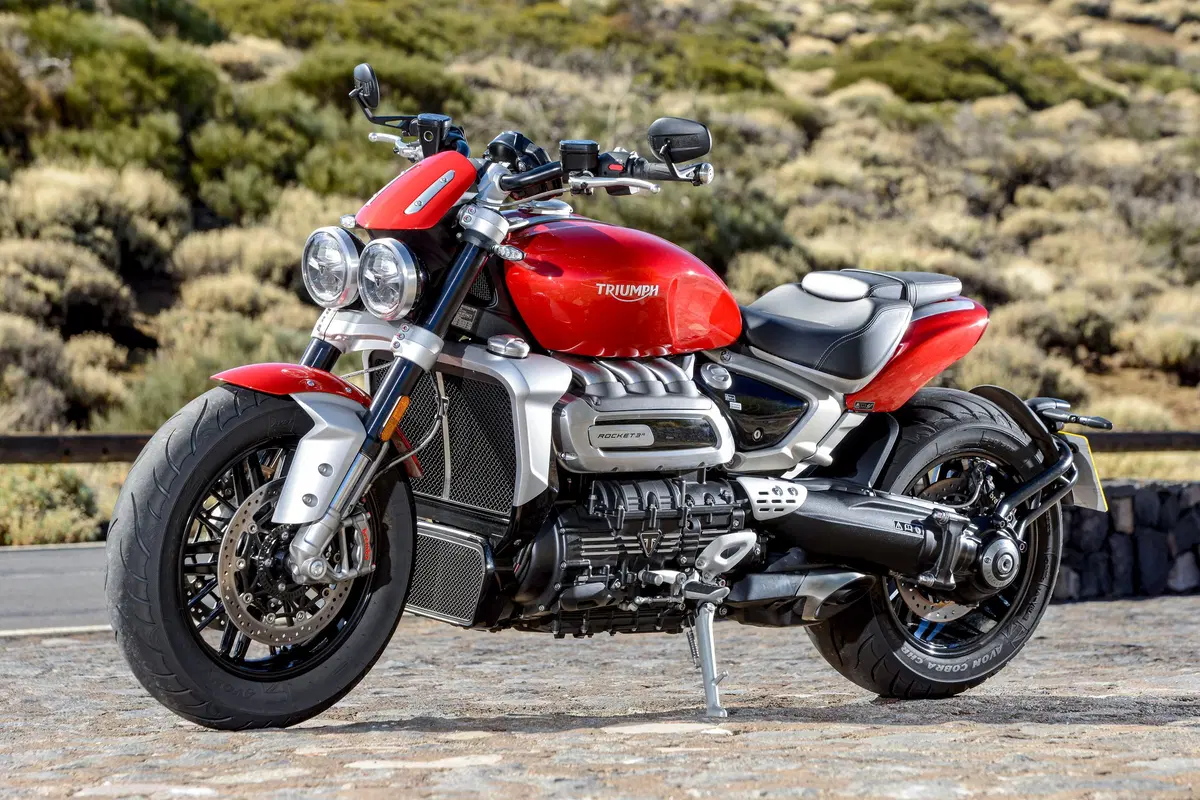 Triumph Rocket 3 GT e R TEST. Non mi basta mai! (12)