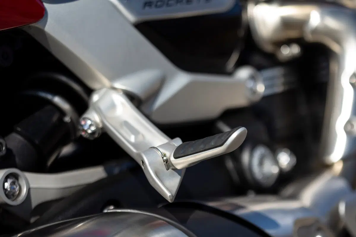 Triumph Rocket 3 GT e R TEST. Non mi basta mai! (6)
