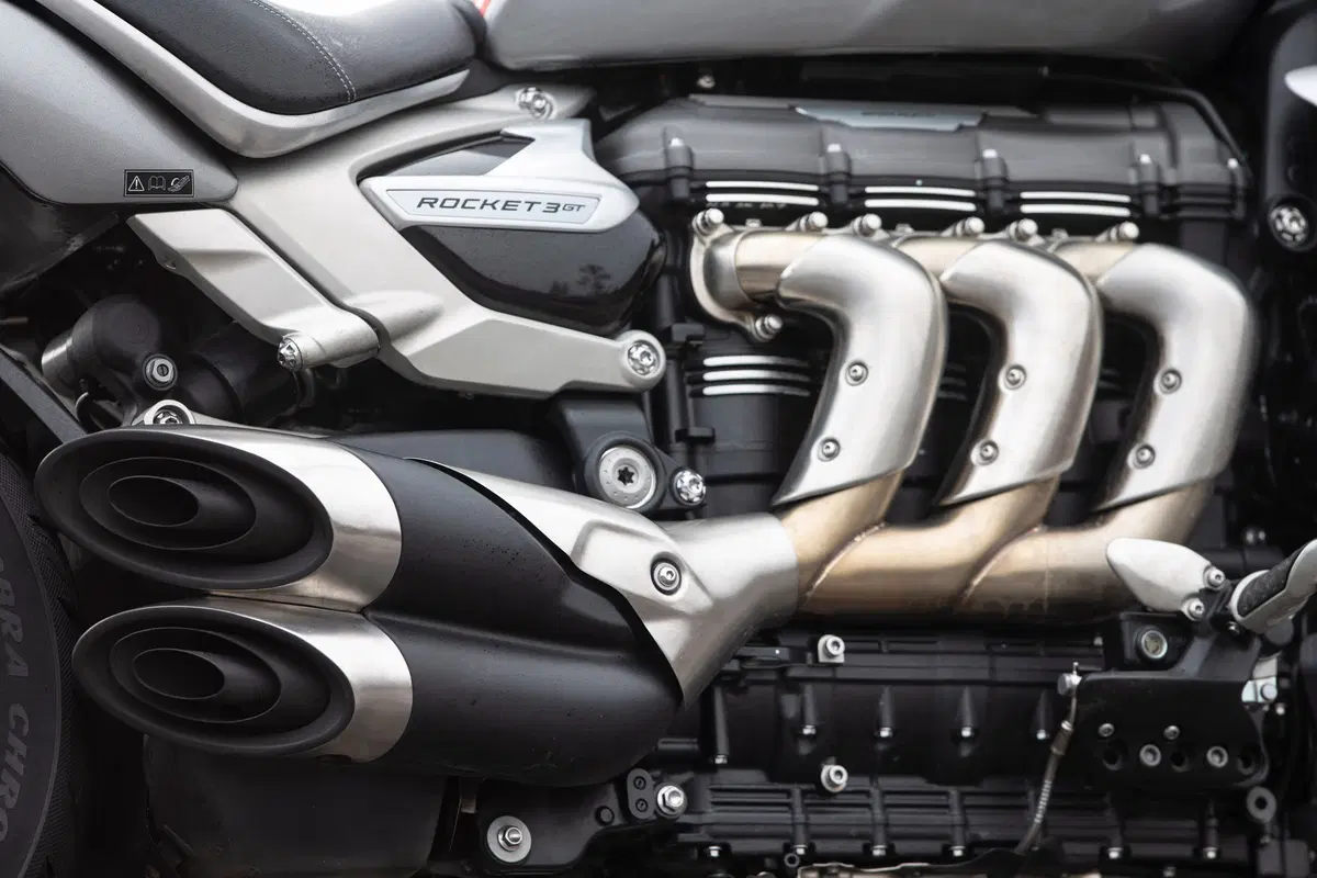 Triumph Rocket 3 GT e R TEST. Non mi basta mai! (7)