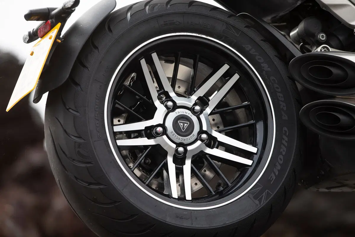 Triumph Rocket 3 GT e R TEST. Non mi basta mai! (8)