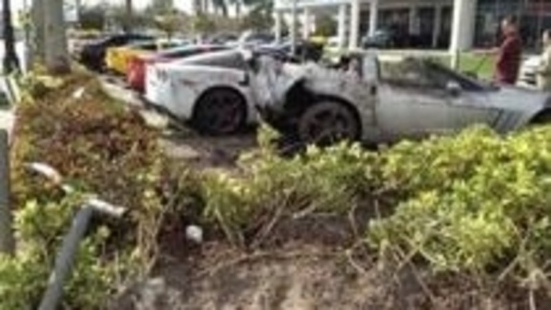 Miami: un uomo si schianta contro un concessionario Corvette