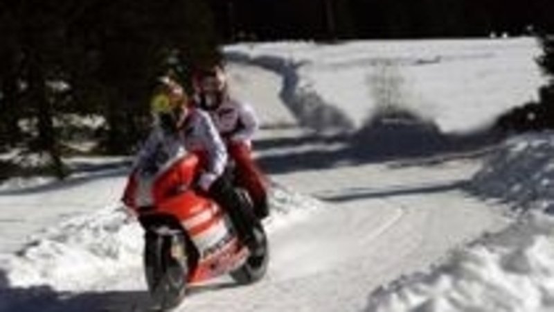Wrooom 2012: Rossi in sella alla Desmosedici sulla neve!