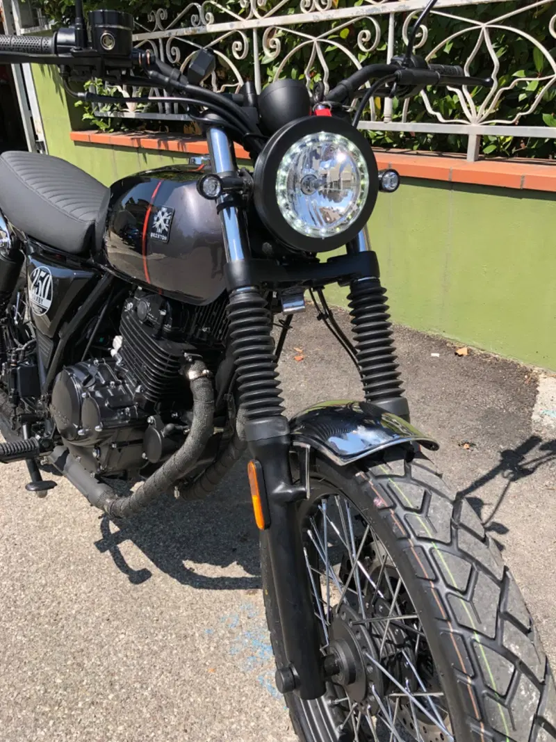 Brixton Motorcycles Cromwell 250 (2021 - 25) (2)