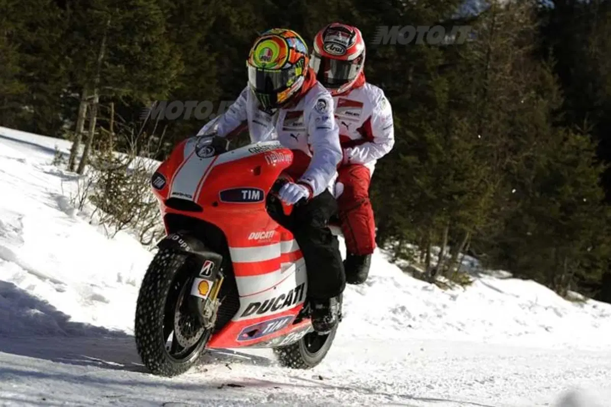 Wrooom 2012: Rossi in sella alla Desmosedici sulla neve! (13)