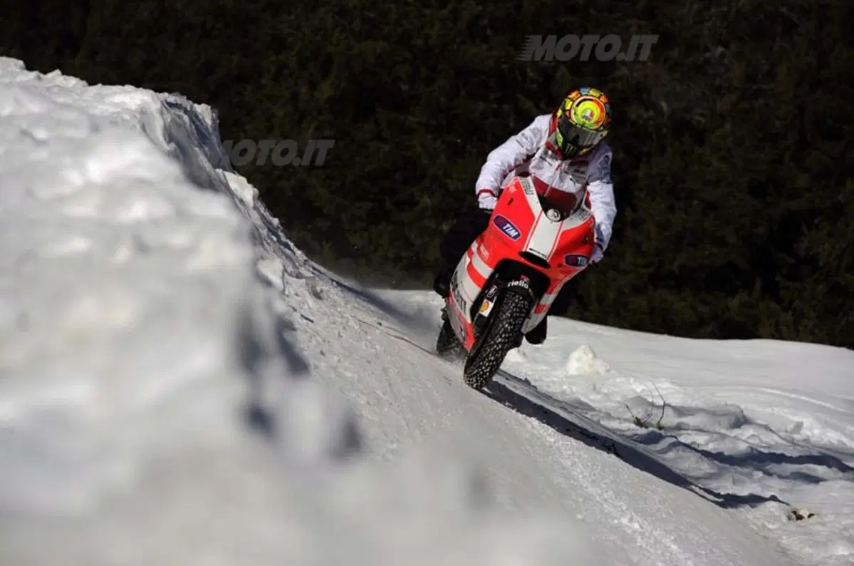 Wrooom 2012: Rossi in sella alla Desmosedici sulla neve! (14)