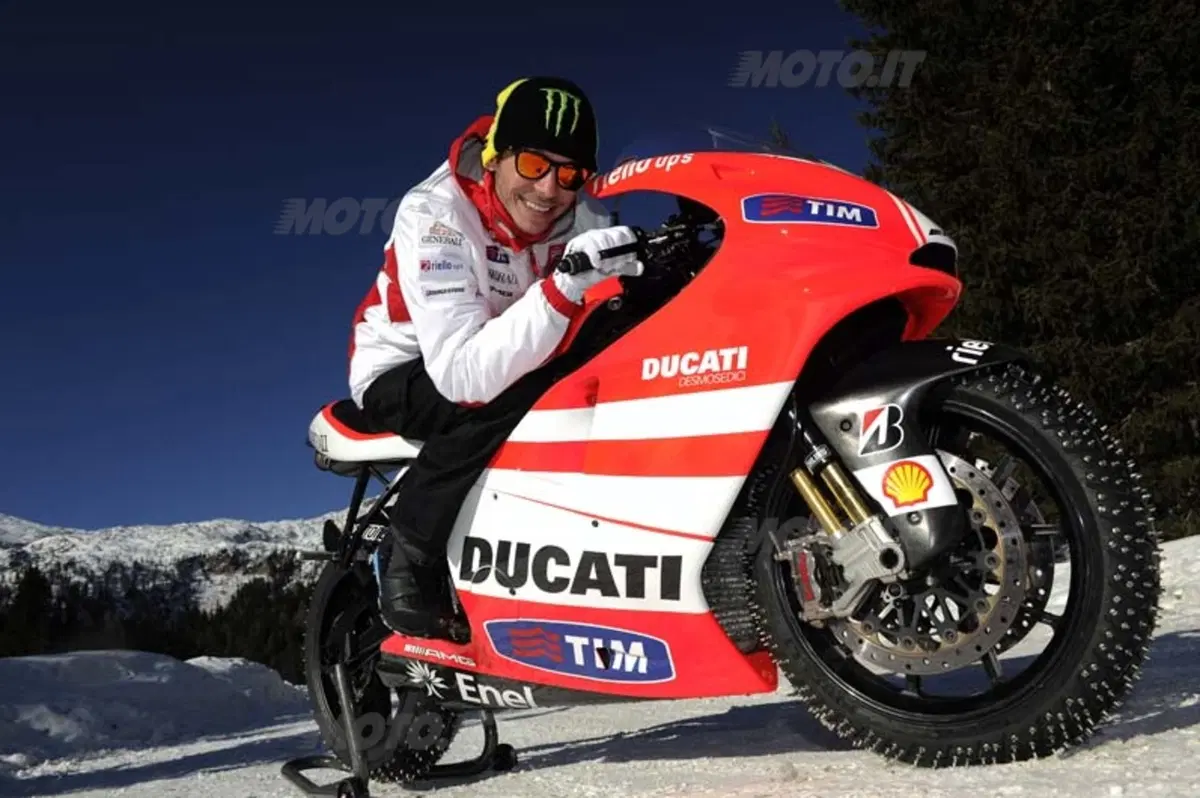 Wrooom 2012: Rossi in sella alla Desmosedici sulla neve! (15)
