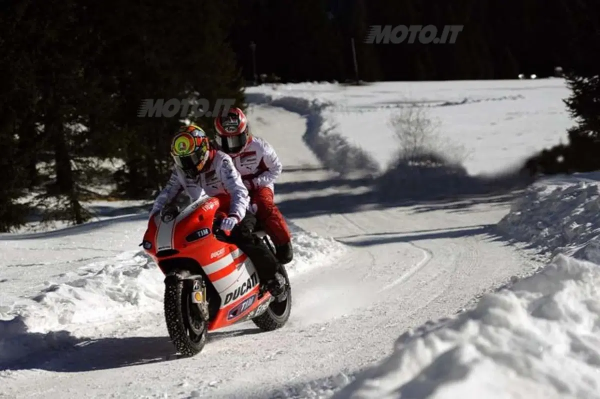 Wrooom 2012: Rossi in sella alla Desmosedici sulla neve! (16)