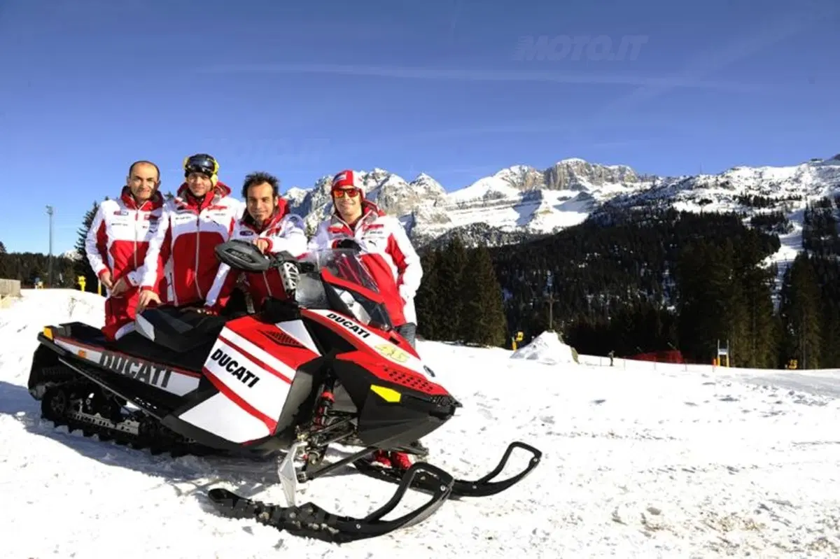 Wrooom 2012: Rossi in sella alla Desmosedici sulla neve! (19)