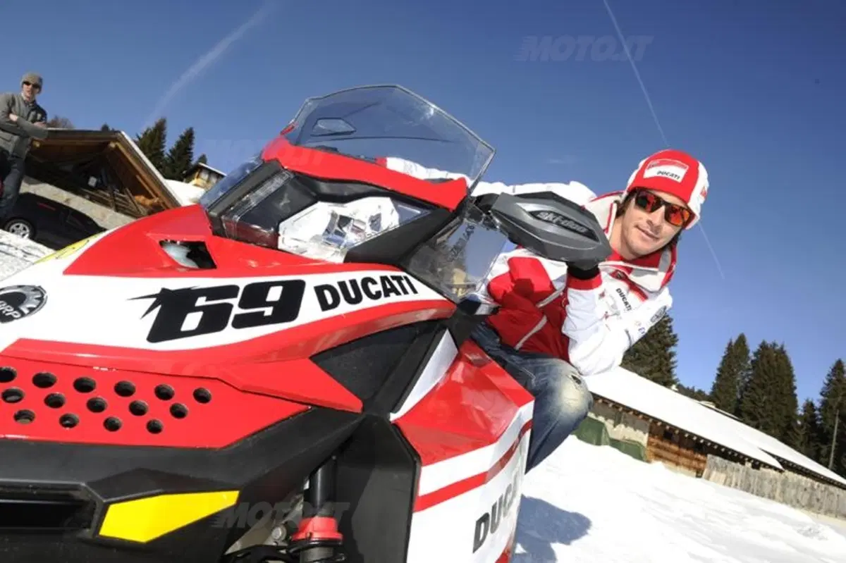Wrooom 2012: Rossi in sella alla Desmosedici sulla neve! (21)