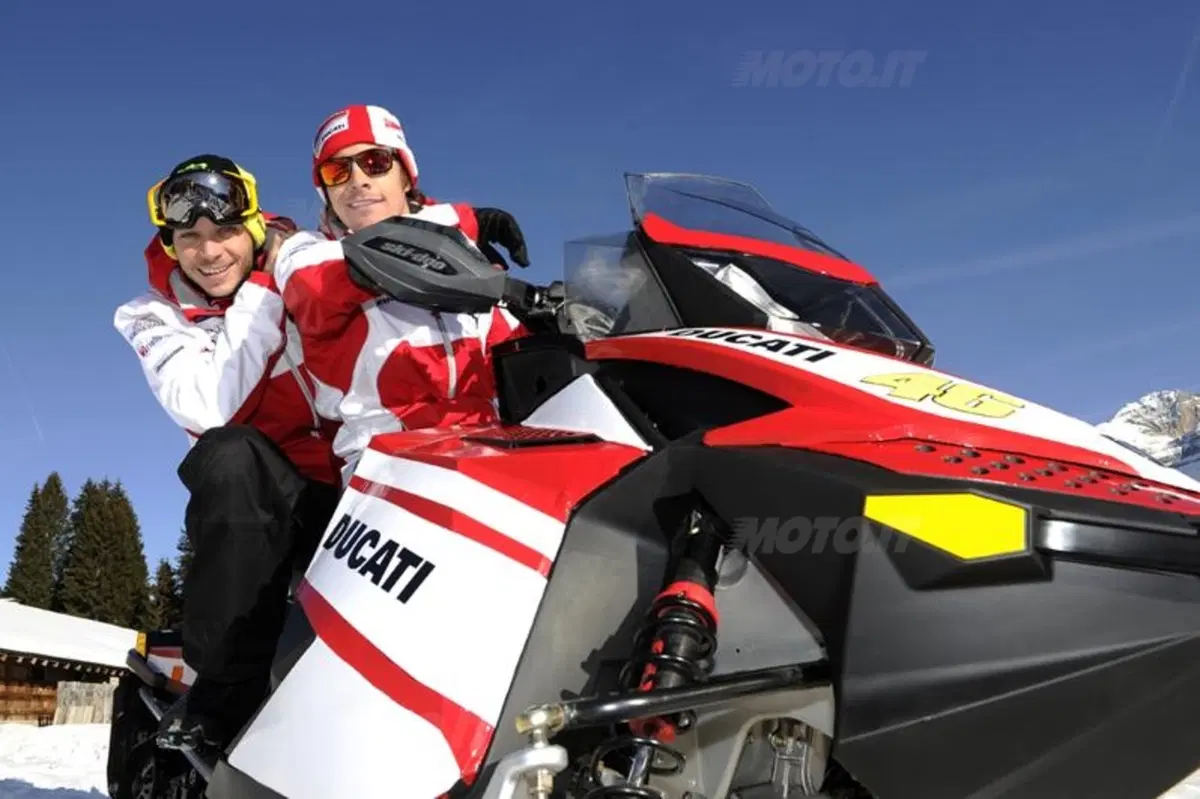 Wrooom 2012: Rossi in sella alla Desmosedici sulla neve! (22)