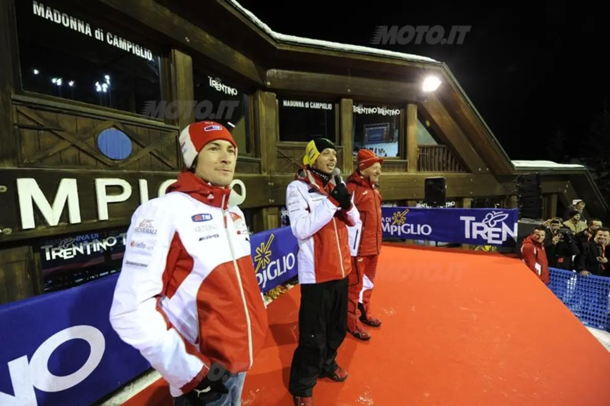 Wrooom 2012: Rossi in sella alla Desmosedici sulla neve! (32)