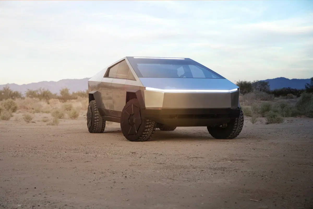 Tesla CyberTruck, il pickup perfetto per i motociclisti (3)