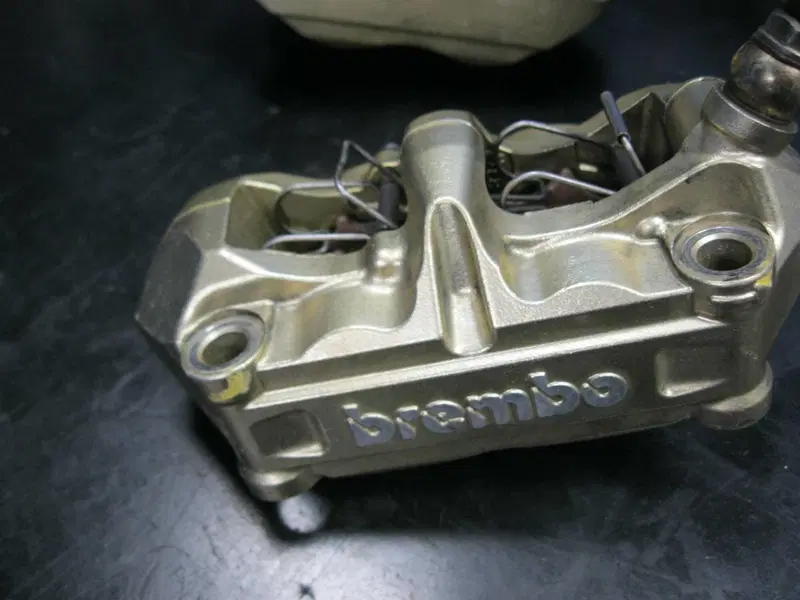 MV Agusta F4 impianto freno anteriore Brembo (3)