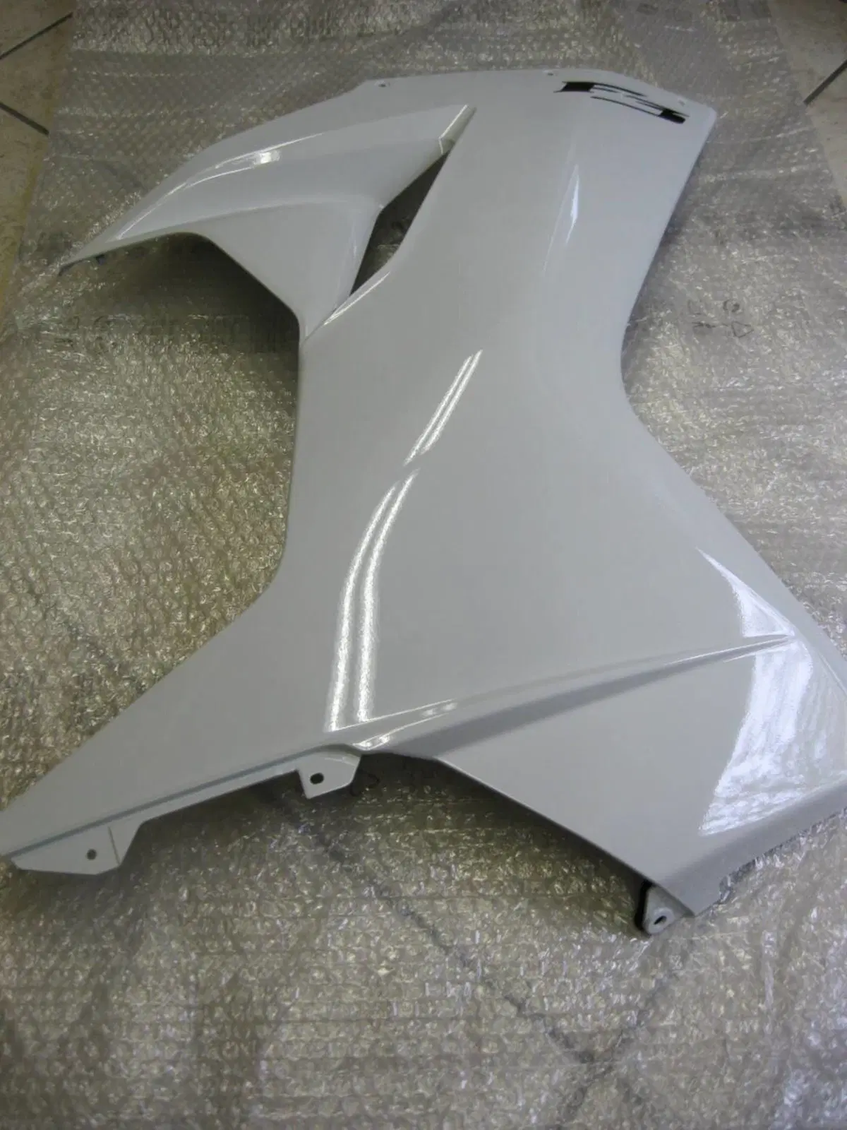 MV Agusta F3 675 bianca fiancata destra (4)