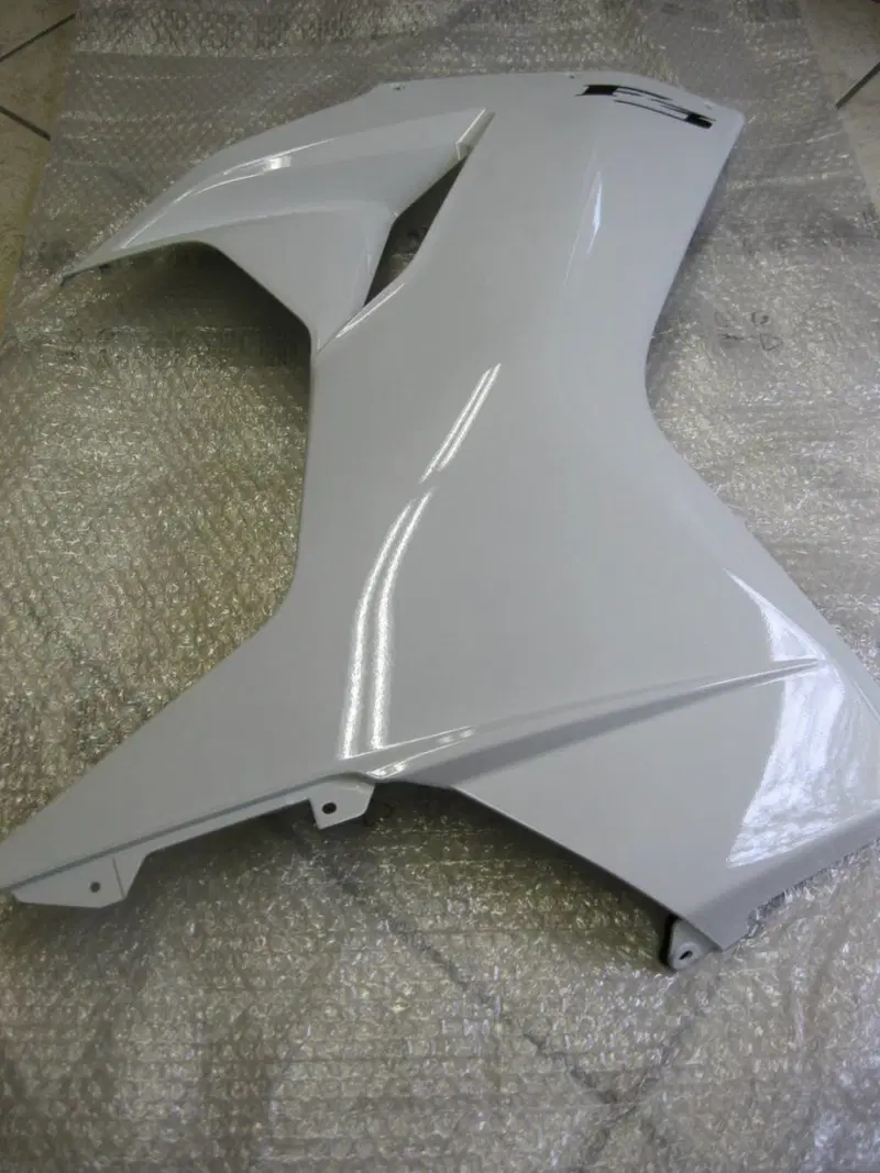 MV Agusta F3 675 bianca fiancata destra (4)