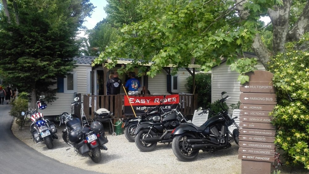 I motociclisti hanno pernottato nei bungalow del villaggio
