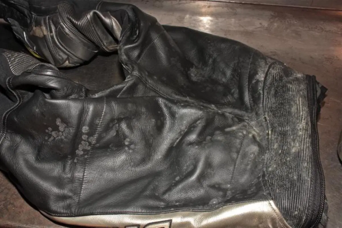 Motosplash e Liv.on per la cura della tuta di pelle (2)