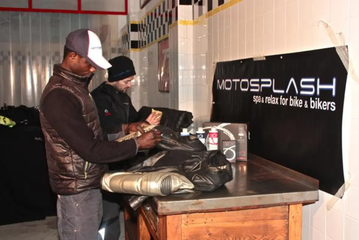 Motosplash e Liv.on per la cura della tuta di pelle (4)