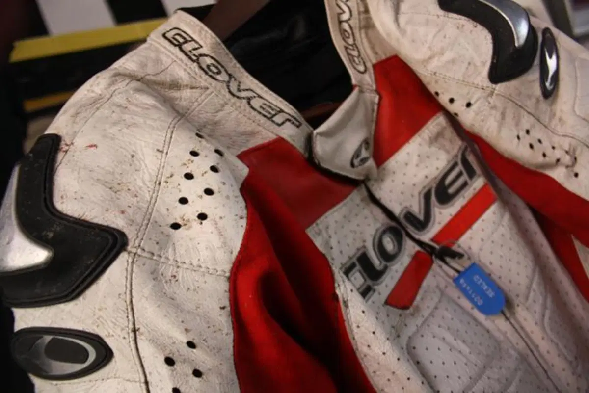 Motosplash e Liv.on per la cura della tuta di pelle (10)