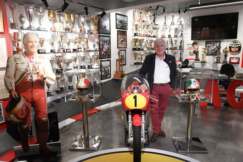 Giacomo Agostini e la nuova sala dei suoi trofei a Bergamo (4)