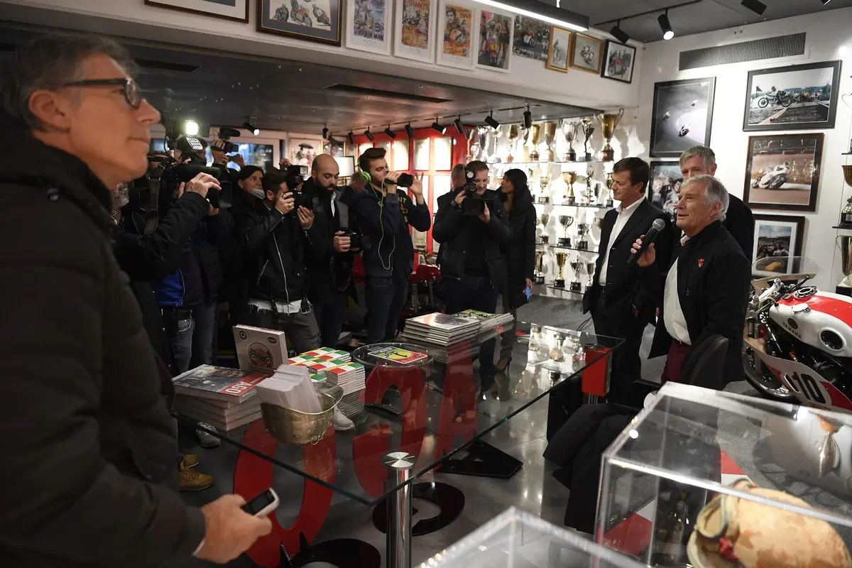 Giacomo Agostini e la nuova sala dei suoi trofei a Bergamo (16)