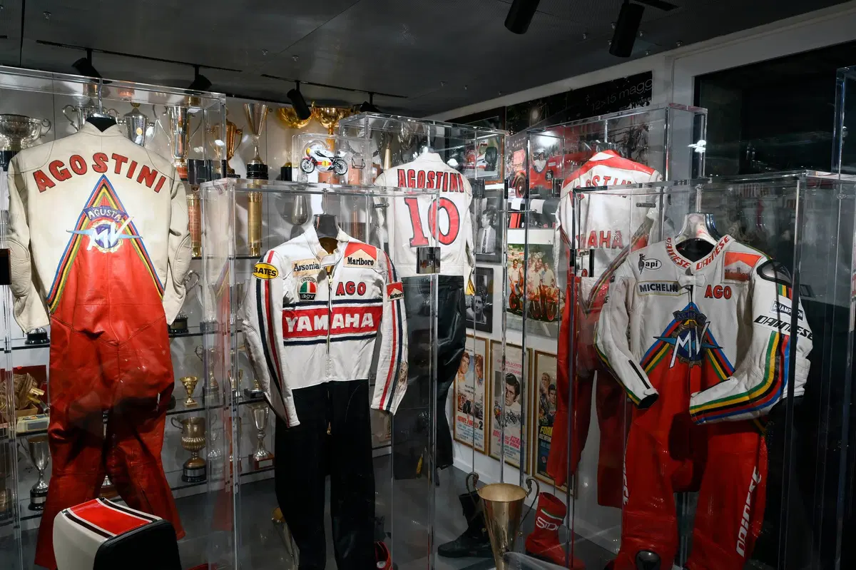 Giacomo Agostini e la nuova sala dei suoi trofei a Bergamo (11)