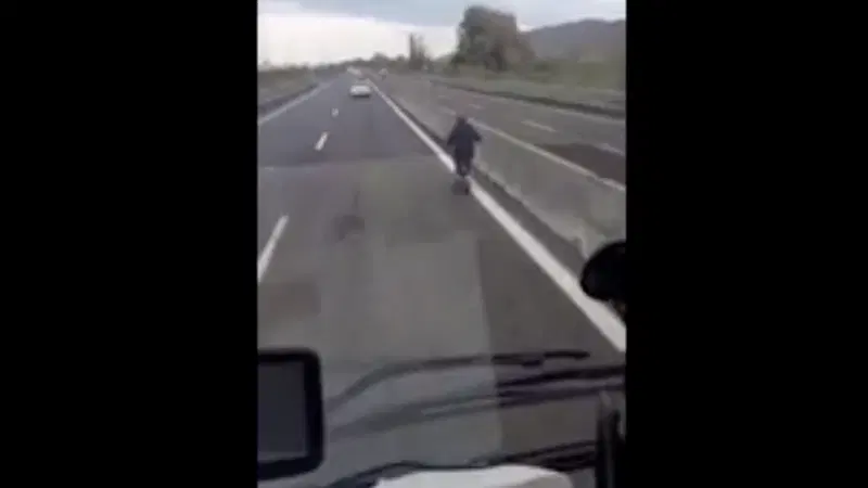 In autostrada sul monopattino elettrico