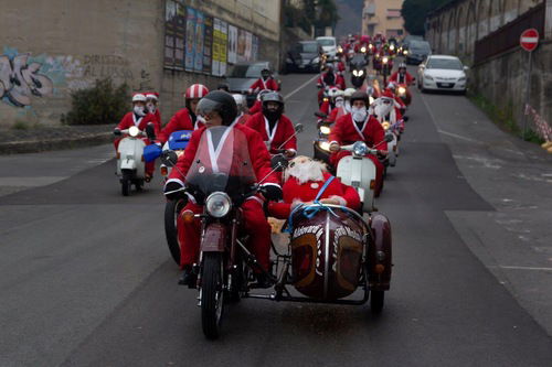 Tornano i Babbi Natale del MC Massa (6)