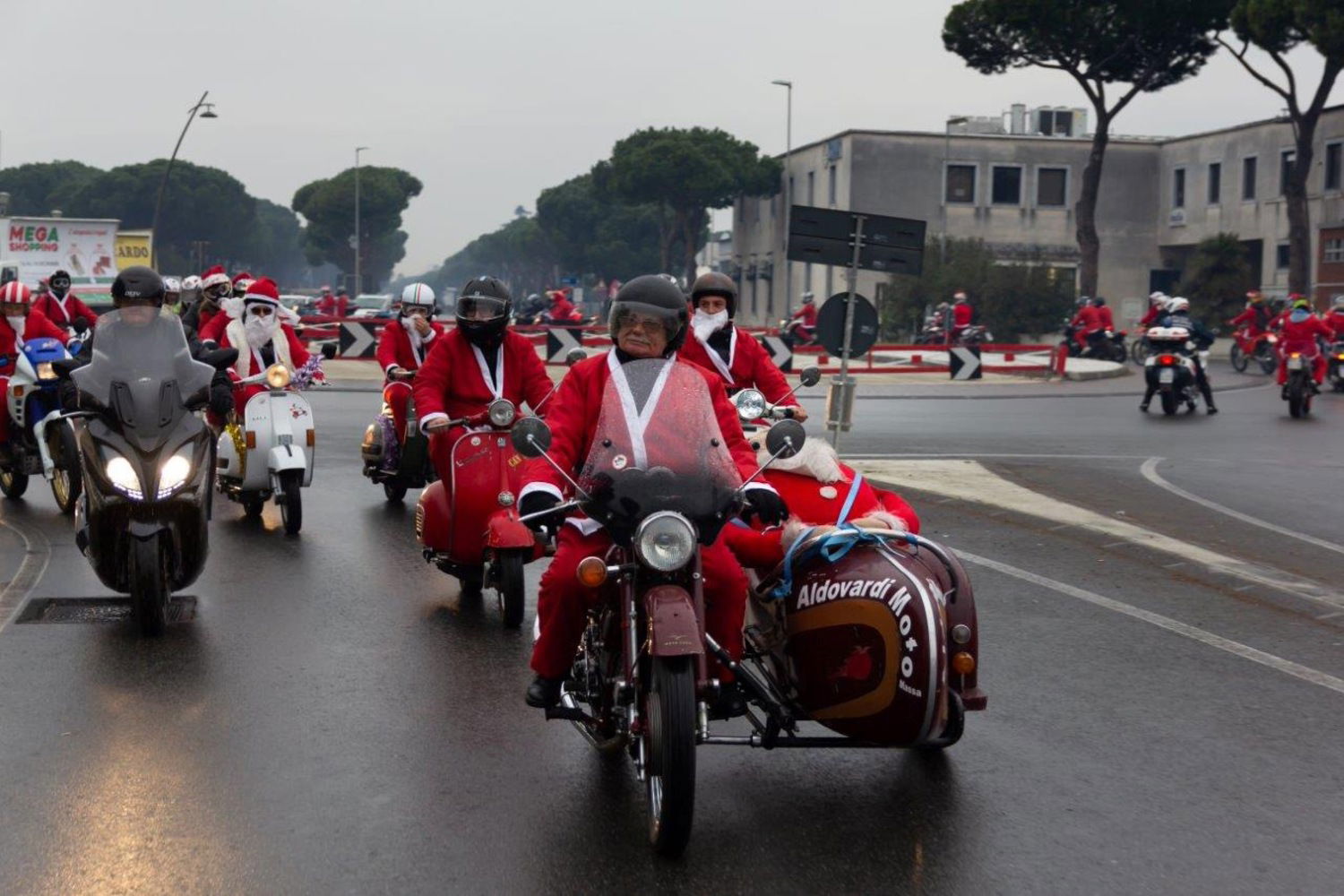 Tornano i Babbi Natale del MC Massa