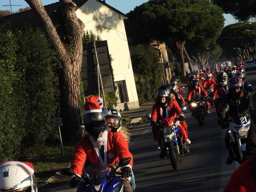 Tornano i Babbi Natale del MC Massa (7)