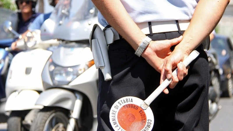 Napoli, guida senza casco: 46 scooter sequestrati