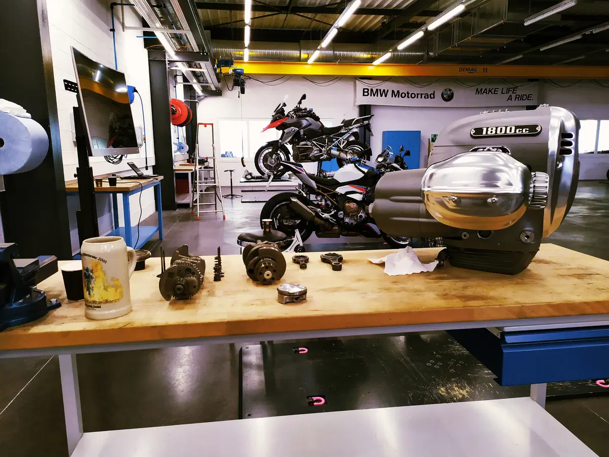 BMW presenta il Big Boxer 1800 cc al centro di sperimentazione di Miramas