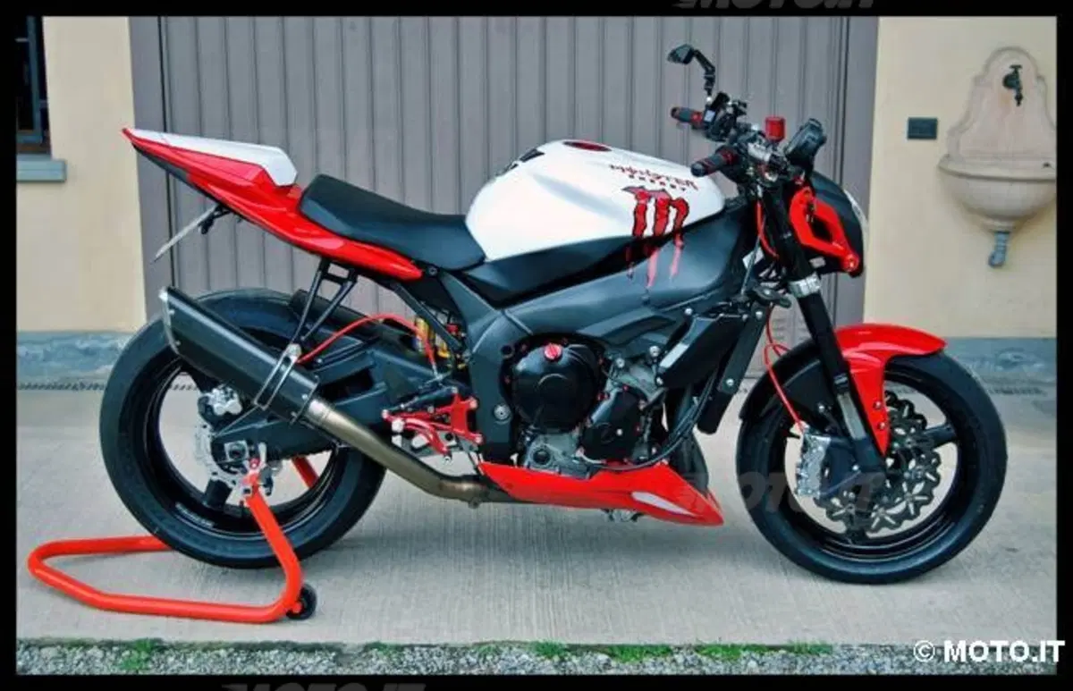 Le Strane di Moto.it: Yamaha R1 Streetfighter (3)
