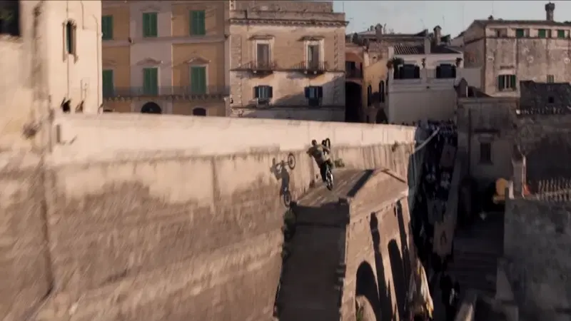 VIDEO. In attesa del trailer di 007 "No time to die" lo spettacolare salto in moto