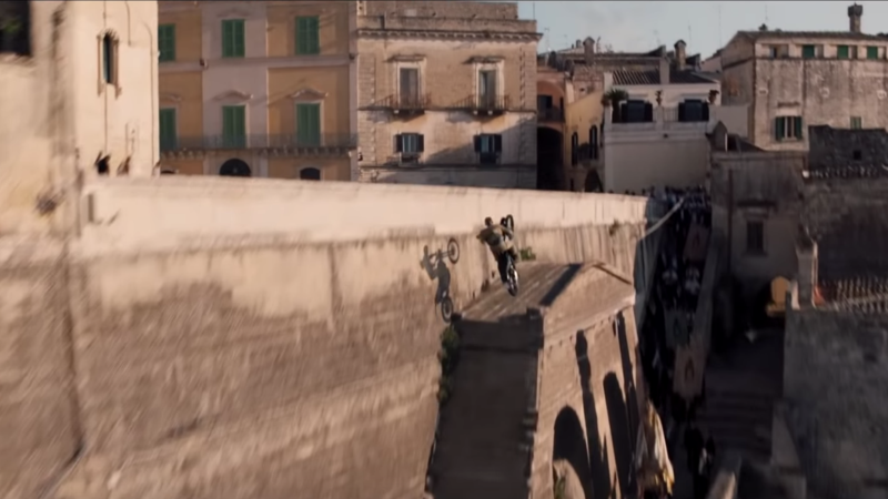 VIDEO. In attesa del trailer di 007 &quot;No time to die&quot; lo spettacolare salto in moto