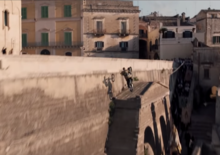 VIDEO. In attesa del trailer di 007 No time to die lo spettacolare salto in moto