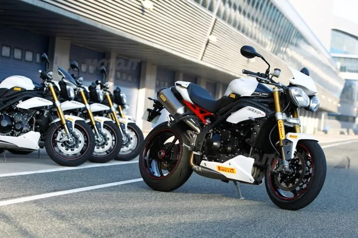I Pirelli Diablo Supercorsa equipaggiano la Triumph Speed Triple R