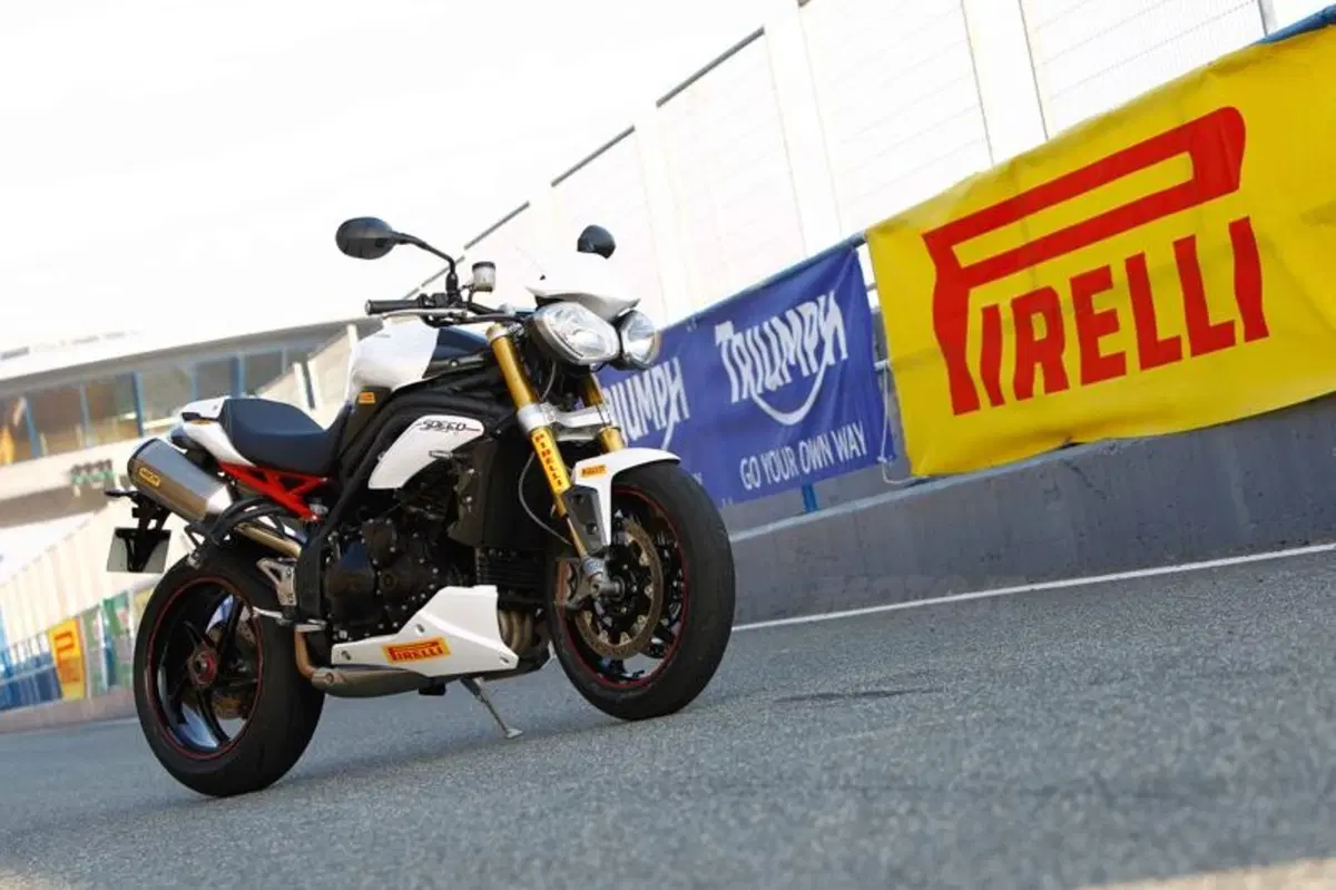I Pirelli Diablo Supercorsa equipaggiano la Triumph Speed Triple R (2)