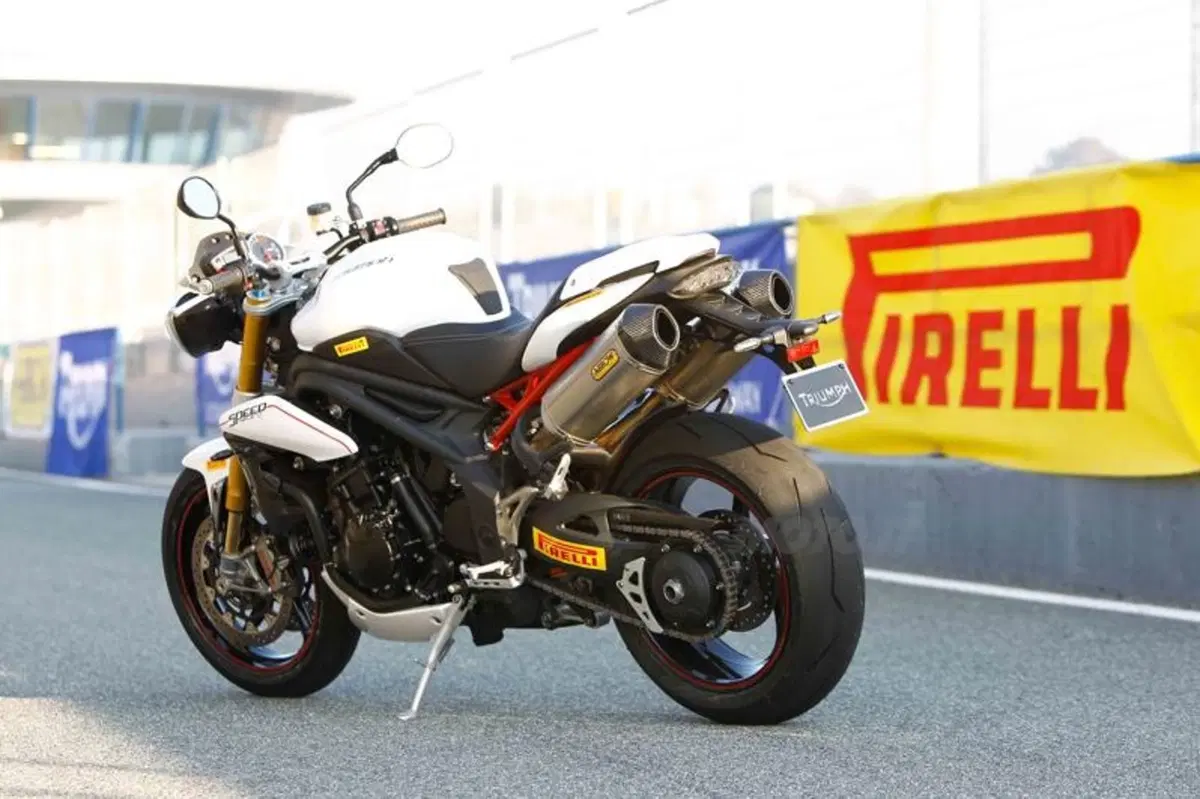 I Pirelli Diablo Supercorsa equipaggiano la Triumph Speed Triple R (3)