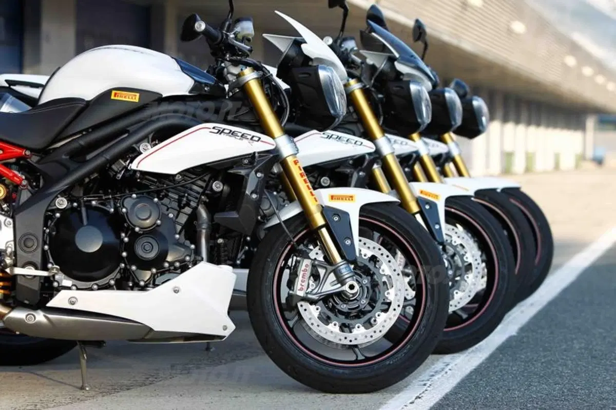 I Pirelli Diablo Supercorsa equipaggiano la Triumph Speed Triple R (4)