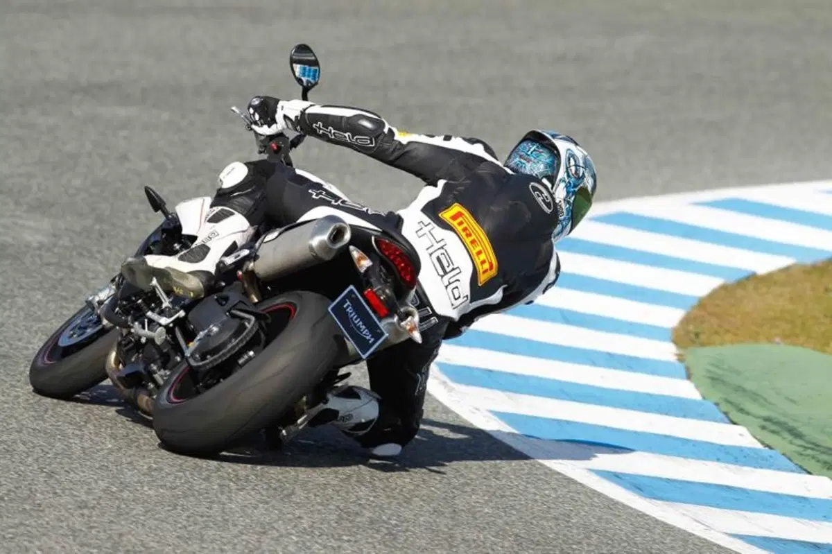 I Pirelli Diablo Supercorsa equipaggiano la Triumph Speed Triple R (5)